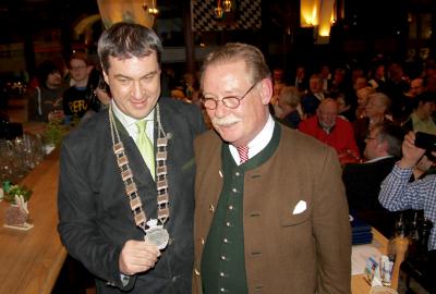 Markus Söder nahm die Kette der Regensburger Königstreuen im April 2016 in Empfang. Am 10. März wird Ilse Aigner seine Nachfolgerin. Foto: obx-news/Jens Henning-Billon