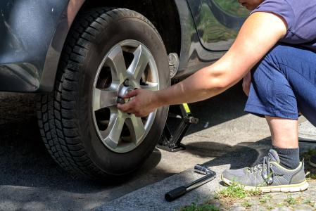 Der Frühling rückt näher und damit auch die Sommerreifen-Saison. Für viele Autofahrer stellt sich dann die Frage: Kfz-Werkstatt oder selbst tätig werden?
BIld: © cameris / AGR