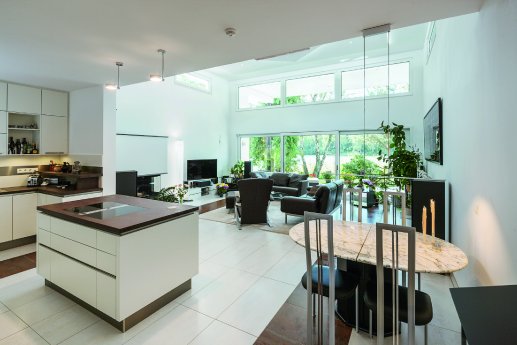 Viel Licht strömt die helle Küche, die mit einer praktischen Kochinsel ausestattet wurde. D.tif