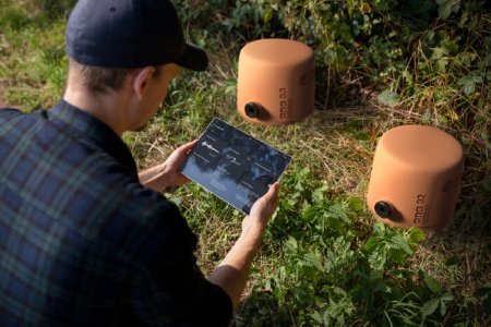 Welche Hummelart hier nistet und welche Temperatur im Nest herrscht, ermitteln die Sensoren am Einflugloch. Foto: Muthesius Kunsthochschule