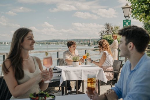 Konstanz-Bodensee-Inselhotel-Seeterrasse-Trinken-Aperitif-Glas-Paar-08_Copyright_MTK-Leo-Le.jpg
