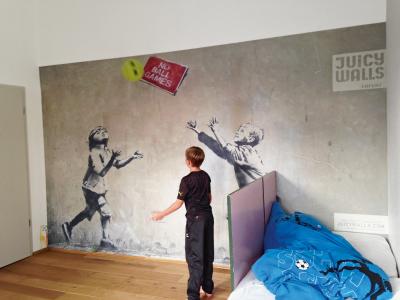 Cooler Effekt: Hier scheint es so, als würde das Kunstwerk an der Wand mit dem Ballspiel der Jungs verschmelzen. (Foto epr/Erfurt JuicyWalls)
