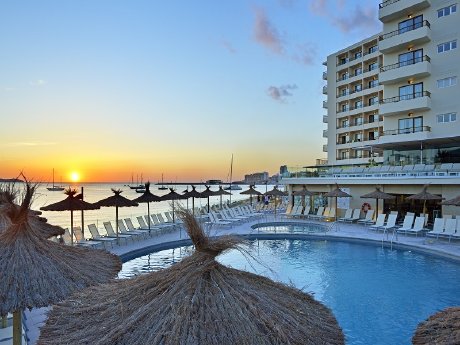 Alua Hawaii Ibiza_OutdoorPool_2022 © Leonardo Hotels Central Europe.jpg