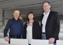 FLiB-Vorstand hat neuen Stellvertreter: Sabine Gülker, die Vorsitzende des Fachverbands Luftdichtheit im Bauwesen, bedankte sich beim scheidenden stellvertretenden Vorsitzenden Johannes Lötfering (links) für sein langjähriges Engagement im Gremium und begrüßte zugleich Rüdiger Specht (rechts) als neuen Vize im Amt.