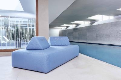 Die IKONO-Möbel bringen von Haus aus alle Eigenschaften mit, die sowohl Wellness-Enthusiasten als auch Spa-Betreiber gleichermaßen schätzen: Komfort, zeitgemäßes Design und gute Instandhaltungs- und Hygieneeigenschaften. Foto: KLAFS GmbH & Co. KG