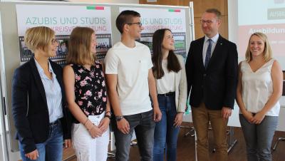 Start ins Berufsleben: Am ersten Arbeitstag in der Vogelsberger Verwaltung werden Talita-Kimberley Hahn, Lea-Sophie Müller, Paul Eidmann und Anna Velten von Erstem Kreisbeigeordnetem Dr. Jens Mischak und Ausbildungsleiterin Julia Knodt (von links) begrüßt. Foto: Sabine Galle-Schäfer/Vogelsbergkreis