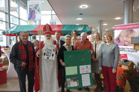 (v. li n. re): Dr. Rudi Märkle, Mitglied im Beirat des Fördervereins proklinikum, Nikolaus (Wolfgang Kramer, ehem. Katholischer Seelsorger am Klinikum Esslingen), Bernd Sieber, Geschäftsführer Klinikum Esslingen, Helga Entenmann, Vorsitzende Förderverein proklinikum, Doris Rohrhirsch, Pflegedirektorin Klinikum Esslingen, Otto Blumenstock, Vorstandsmitglied des Fördervereins, Christina Tiedemann, Abteilungsleitung Pflege- und Erziehungsdienst der Klinik für Kinder- und Jugendpsychiatrie und Stefanie Wechsler, stellv. Leitung des Rohräckerschulzentrum, SBBZ Schüler in längerer Krankenhausbehandlung
