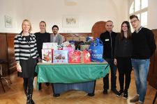 Die Azubis der uniVersa bei der Übergabe der Weihnachtsgeschenke an Roland Stubenvoll, Leiter der Caritas-Straßenambulanz. Von links: Nathalie Kunsemüller (Personalabteilung), Lisa Vossen, Daniel Steinhilb, Roland Stubenvoll, Selina Werner, Dustin Wörner (Foto: uniVersa)