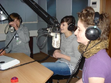 Jakob,Marlene&Lena%20im%20BauhausFMRadio%20Studio.jpg