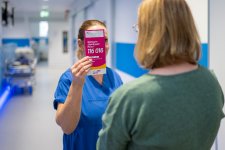 Die Mitarbeiterinnen und Mitarbeiter der Notaufnahme im Klinikum Karlsruhe bieten Betroffenen von häuslicher Gewalt Hilfe an