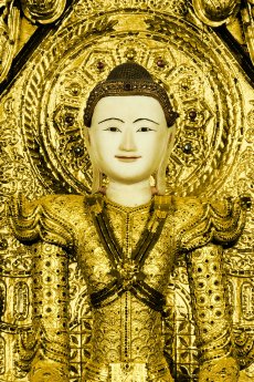 Buddha_auf_einem_Thronsitz__Myanmar__fruehes_20._Jh.__Detail__Foto_Anatol_Dreyer__Linden-Museum_.jpg
