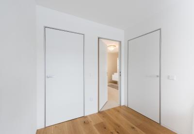 Küffner-Türelemente mit gleicher Ansicht – jeweils wand- und flächenbündig eingebaut, nach außen und innen (invers) öffnend