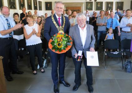 Im Osnabrücker Friedenssaal hat Oberbürgermeister Wolfgang Griesert die Verdienstmedaille der Bundesrepublik Deutschland an Hochschul-Professor Dr. Herbert Zucchi überreicht