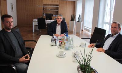TNG-Geschäftsführer Dr. Volkmar Hausberg informiert Landrat Manfred Görig und Bigo-Geschäftsführer Raphael Kupfermann (von rechts) über die Pläne des Kieler Unternehmens, das im Vogelsberg ein eigenes Glasfasernetz ausbauen und kostenlose Glasfaser-Hausanschlüsse anbieten wird. Schon im nächsten Jahr sollen die ersten Anschlüsse freigeschaltet werden / Foto: Sabine Galle-Schäfer/Vogelsbergkreis
