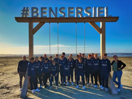 Esens-Bensersiel Tourismus GmbH_Übergabe Hoodies TuS Esens.jpg