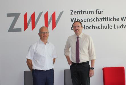v.l. Ulf Wacker, Leiter des ZWW, und Hochschulpräsident Prof. Dr. Peter Mudra in den Räumlichkeiten des ZWW