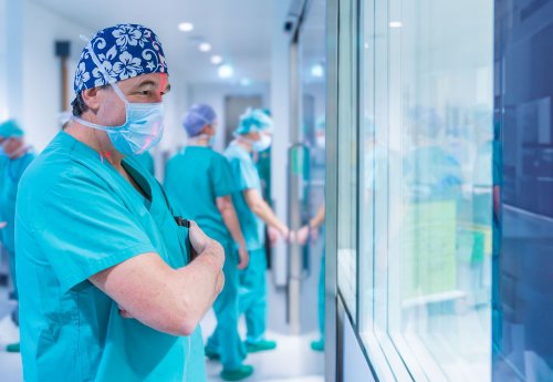 Prof. Dr. Uwe Spetzger im OP-Bereich_Städtisches Klinikum Karlsruhe.jpg