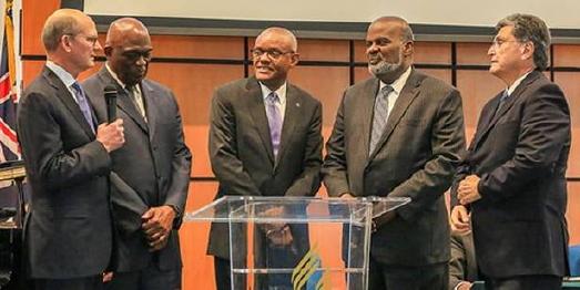 Weltkirchenleiter Ted Wilson mit Israel Leito, Leonard Johnson, Elie Henry und Filiberto Verduzco (v.l.), © Foto: Keila Trejo/Inter-American Division