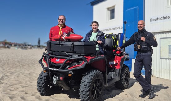 Lukas_Knaup_vom_DRK__Denise_Johannßon_von_der_Tourismuszentrale_und_Strandvogt_Stefan_Bisch.jpg