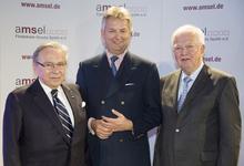 Bild der drei Preisträger (v.l.) Dr. Lothar Strobel, S.K.H. Herzog Carl von Württemberg (vertreten durch Sohn Friedrich) und Dr. Michael Alt