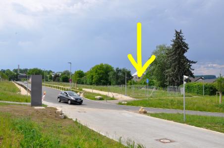 Der Neubau der öffentlichen Betriebskindertagesstätte wird an der Christophsbad-Allee, an der Abzweigung zum Parkhaus, innerhalb des abgezäunten Bereichs