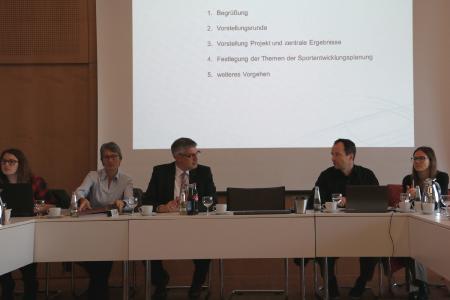 Dr. Julia Thurn und Dr. Stefan Eckl vom Institut für Kooperative Planung und Sportentwicklung stellten Landrat Manfred Görig sowie Renate Stiebing und Elisa Amerschläger aus der Abteilung Sportförderung (von rechts) und natürlich den Vertretern des Sportkreises die Ergebnisse ihrer Befragungen vor / Foto: Gaby Richter/Vogelsbergkreis