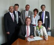 Novitas BKK-Vorstandsvorsitzenden Ernst Butz und NRW-Gesundheitsministerin Barbara Steffens bei der Vertragsunterzeichnung. Hinten die übrigen Unterzeichner (von links): Rolf Buchwitz (AOK Rheinland/Hamburg), Heiner Beckmann, Barmer GEK, Peter Mager (DAK Gesundheit), Bettina am Orde (Knappschaft) und Martin Litsch (AOK NordWest). Fotocredit: © MGEPA NRW 2015