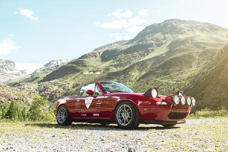 Zum 30. Jubiläum des Mazda MX-5 startete ein Modell der ersten Generation mit P Zero Reifen aus der Pirelli Collezione den Weltrekordversuch für die meisten in 12 Stunden gefahrenen Haarnadelkurven, Bildrechte: Mazda Deutschland