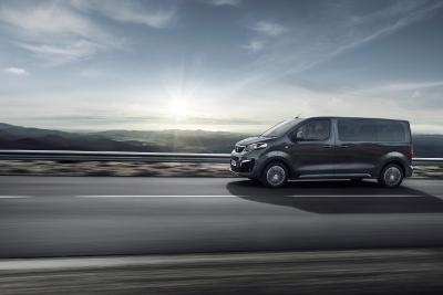 Jetzt bestellbar: der neue PEUGEOT e-Traveller* für Privatpersonen und Gewerbetreibende