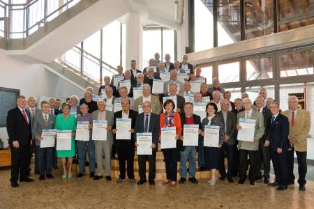 Zu einem Gruppenbild stellten sich die Goldenen Meister 2019 mit Präsident Alois Jöst (5. von rechts), Vizepräsident Martin Sättele (links), Ehrenvizepräsident Gerhard Höfler (rechts), Hauptgeschäftsführer Jens Brandt (4. von rechts) und den Obermeistern der verschiedenen Innungen dem Fotografen / Bild: Thomas Raffler