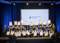 Übergabe der Meisterbriefe an die neuen Zimmerermeister. Foto: Gaby Höss