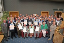 Präsident Walter Tschischka (1. Reihe, 2. von rechts) und Vizepräsident Gerhard Höfler (letzte Reihe, 2.v.l.) sowie der Hauptgeschäftsführer Dieter Müller (letzte Reihe, 3.v.l.) und Vizepräsident Alois Jöst (letzte Reihe, 4. v.l.)