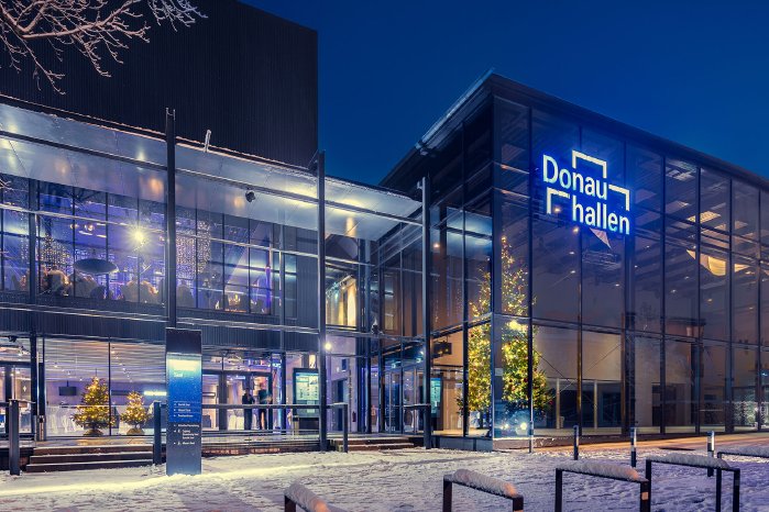 Donauhallen_DSC5101-aussen-weihnachtsbaum.jpg