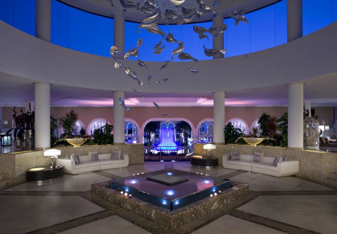 03GranMeliaPalacioDeIsora-Lobby.jpg