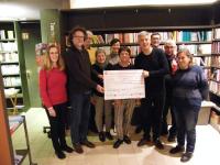 Die symbolische Scheckübergabe in der Buchhandlung Dreizehneinhalb mit Stiftungsvorstand Dr. Gunther Schunk. (Bild: Würzburg liest)