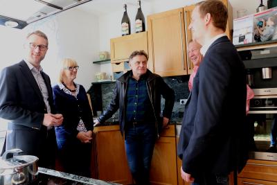 Die besten Gespräche finden in der Küche statt: Wirtschaftsdezernent Dr. Jens Mischak (li.) lässt sich vom Inhaberpaar Christa und Harald Künstler die Küchenausstellung zeigen. Mit dabei ist auch Thomas Schaumberg (Geschäftsführer Vogelsberg Consult GmbH, Mitte) und Bürgermeister Leopold Bach (re.). Foto: Gaby Richter, Vogelsbergkreis