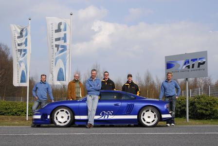 Jan Fatthauer (Mitte), Chef des Porsche-Tuners 9ff, jagte seinen GT9 mit dem Hightechreifen ContiSportContact Vmax auf 409 km/h