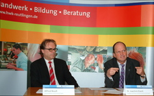 Alfred Bouß (links), Leiter der Abteilung Kommunikation und Grundsatzfragen und Hauptgeschäftsführer Dr. Joachim Eisert (rechts) präsentieren die Ergebnisse der Umfrage bei den rund 13.000 Handwerksbetrieben des Kammerbezirks.