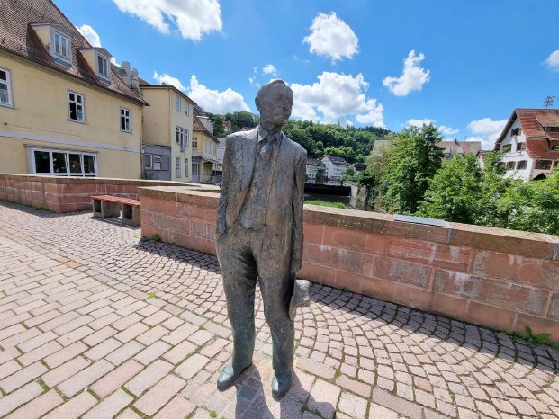 Calw_Hermann-Hesse-Statue_Nikolausbr%C3%BCcke%20%C2%A9%20Stadt%20Calw_Fiona%20Kolbe-1600x1200.jpg