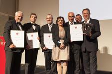 Reiner Geisler (Vorstand Novitas BKK), Dr. Karlheinz Großgarten (MDK Nordhrein), Dr. Jörg Schefels (MDK Nordrhein), Dr. Erika Ober MdB a. D. (Jury/Laudatio), Markus Schneider (Novitas BKK), Frank Brüggemann (Novitas BKK), Ernst Butz (Vorstandsvorsitzender Novitas BKK) mit dem 
