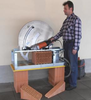 Steinsäge S26 + Sägetisch T50 + Anwender