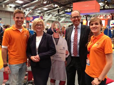 Die Niedersächsische Justizministerin Antje Niewisch-Lennartz mit Ulf-Birger Franz, Regionsdezernent für Verkehr, Wirtschaft und Bildung, und die beiden Idee-Expo-Botschafter Carmen Fricke und OIiver Ihn auf dem Stand der Region Hannover