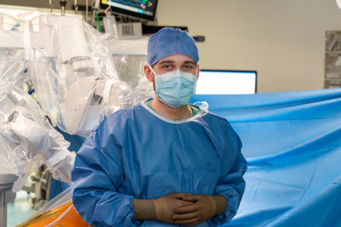 Dr-Julius-Kaemmel-vor-OP-Roboter-DHZC.jpg