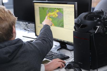 Informatik in der ganzen Bandbreite kennenzulernen, ist für die Teilnehmerinnen und Teilnehmer der Challenge eine spannende Herausforderung. Foto/Seyit Tokmak