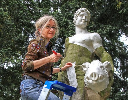 Astrid Weichelt bei der Abformung einer Skulptur in Schwedt_Foto Karl-Heinz Wendland_kl.jpg