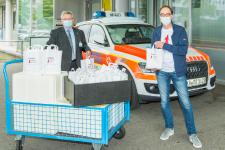 Oliver Hölzer (rechts) übergibt Dankeschöntaschen an Josef Hug (links)/ Bild: Markus Kümmerle