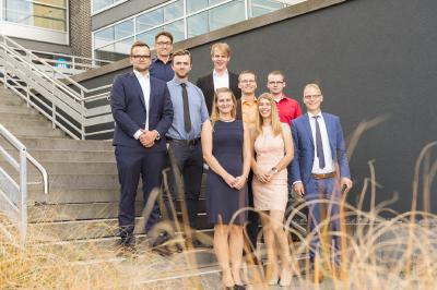 Maschinenbau-Studium neben dem Beruf abgeschlossen: Die ersten neun Absolventinnen und Absolventen des berufsbegleitenden Studiengangs „Ingenieurwesen – Maschinenbau (INGflex“) an der Hochschule Osnabrück erhielten jetzt ihre Bachelorurkunden / Foto: Hochschule Osnabrück / Bettina Meckel