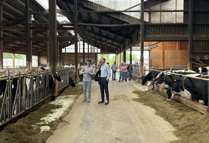 Gespräch auf der Stallgasse.JPG