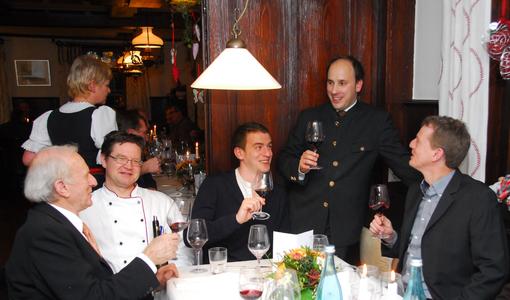 Bei der kulinarischen Weinprobe im Lamm Hebsack (v.li.): Jürgen Ellwanger, Patron Markus Polinski, Felix Ellwanger, Sommelier Daniel Hasert und Jörg Ellwanger (Foto: © Aschbacher)