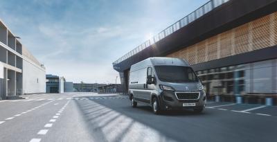 Der PEUGEOT Boxer ist ab sofort mit digitalem Fahrtenschreiber bestellbar und bietet jetzt ein DAB+ Digitalradio je nach Version serienmäßig oder optional.